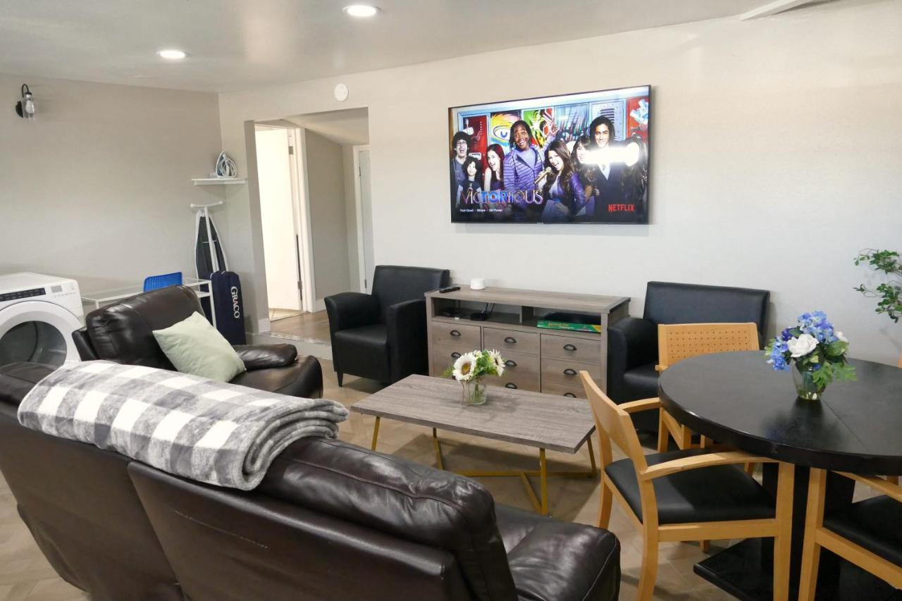 Disneyland Dream 5 Bedroom 3 Bath Theater Games Pool Table Holiday home Anaheim